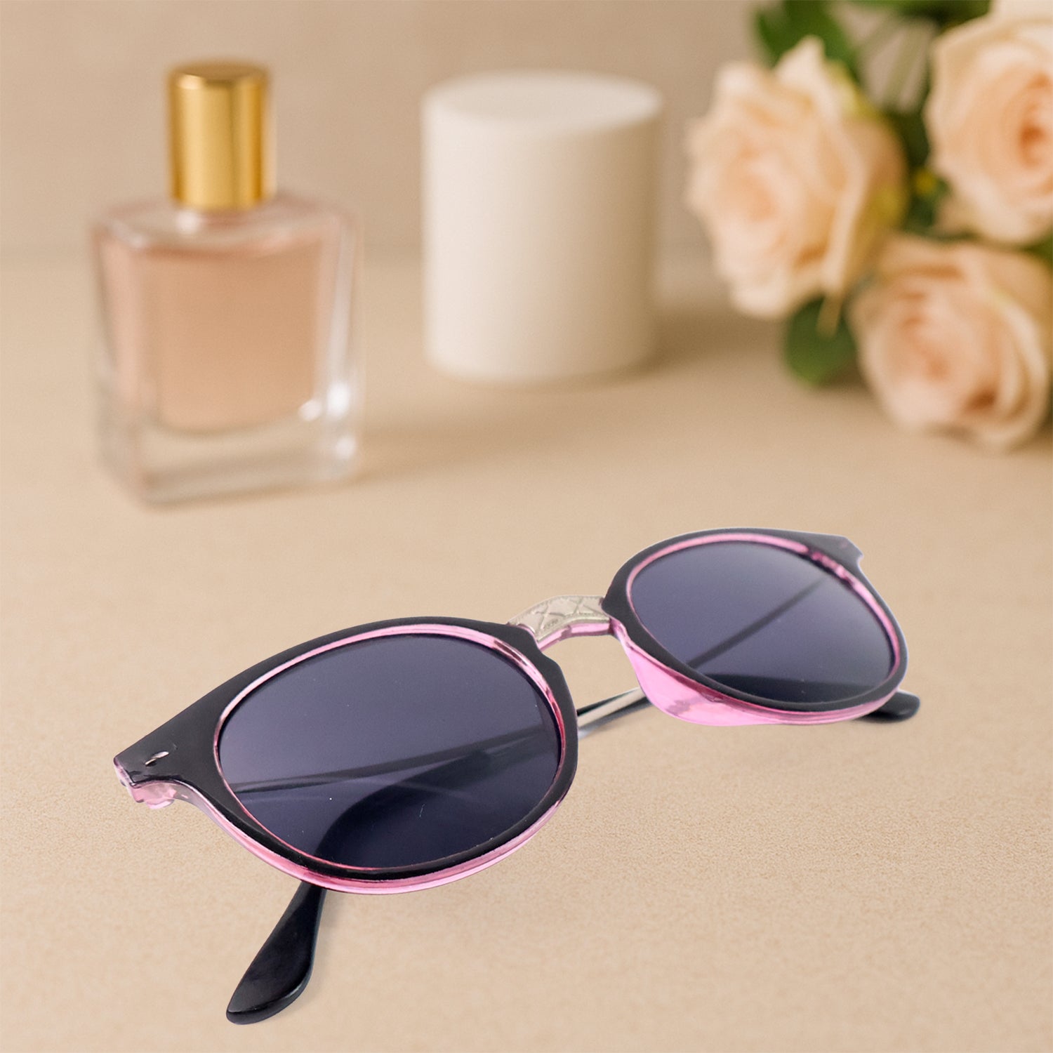 Foldable Holder with Sunglasses